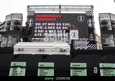 Lissabon, Portugal. November 2020. Portugal, Lisboa Profis aus verschiedenen Sektoren der Gastronomie, sondern auch aus Handel, Kultur, Gastfreundschaft, protestieren vor der Versammlung der Republik. In diesem Jahr ist das Datum des 25. November mit erhöhter Symbolik geladen, da es die Frist für die Zahlung von Steuern an den Staat ist, in einer Zeit der klaren Verzweiflung und Unsicherheit, in der Unternehmer und Arbeitnehmer aus verschiedenen Sektoren sich gefunden (Foto: Luis Nunes/Sipa USA) Quelle: SIPA USA/Alamy Live News Stockfoto