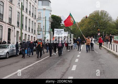 Lissabon, Portugal. November 2020. Portugal, Lisboa Profis aus verschiedenen Sektoren der Gastronomie, sondern auch aus Handel, Kultur, Gastfreundschaft, protestieren vor der Versammlung der Republik. In diesem Jahr ist das Datum des 25. November mit erhöhter Symbolik geladen, da es die Frist für die Zahlung von Steuern an den Staat ist, in einer Zeit der klaren Verzweiflung und Unsicherheit, in der Unternehmer und Arbeitnehmer aus verschiedenen Sektoren sich gefunden (Foto: Luis Nunes/Sipa USA) Quelle: SIPA USA/Alamy Live News Stockfoto