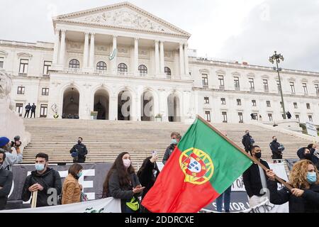 Lissabon, Portugal. November 2020. Portugal, Lisboa Profis aus verschiedenen Sektoren der Gastronomie, sondern auch aus Handel, Kultur, Gastfreundschaft, protestieren vor der Versammlung der Republik. In diesem Jahr ist das Datum des 25. November mit erhöhter Symbolik geladen, da es die Frist für die Zahlung von Steuern an den Staat ist, in einer Zeit der klaren Verzweiflung und Unsicherheit, in der Unternehmer und Arbeitnehmer aus verschiedenen Sektoren sich gefunden (Foto: Luis Nunes/Sipa USA) Quelle: SIPA USA/Alamy Live News Stockfoto