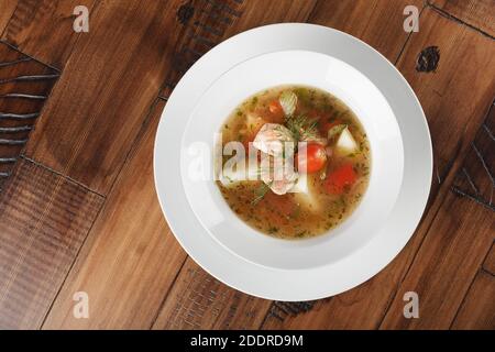 Chobra - traditionelle mittelöstliche Suppe auf einem weißen Teller. Holzhintergrund. Stockfoto