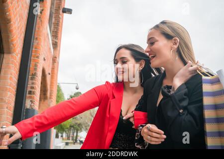 Zwei junge Freunde, die zusammen einkaufen. Stockfoto