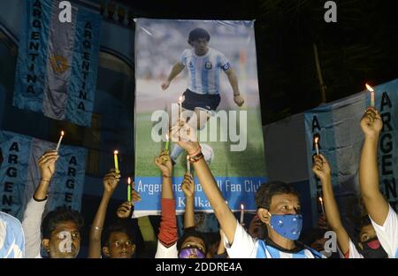 Kalkutta, Indien. November 2020. Mitglieder des Maradona Fanclubs halten die Kerze an, um Maradona zu huldigen. (Foto von Ved Prakash/Pacific Press) Quelle: Pacific Press Media Production Corp./Alamy Live News Stockfoto