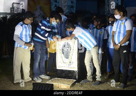 Kalkutta, Indien. November 2020. Fans behuldigen das Bild von Maradona. (Foto von Ved Prakash/Pacific Press) Quelle: Pacific Press Media Production Corp./Alamy Live News Stockfoto