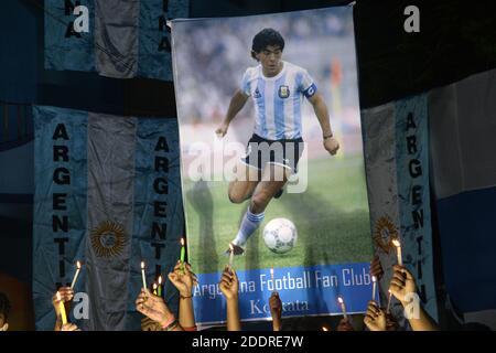 Kalkutta, Indien. November 2020. Mitglieder des Maradona Fanclubs halten die Kerze an, um Maradona zu huldigen. (Foto von Ved Prakash/Pacific Press) Quelle: Pacific Press Media Production Corp./Alamy Live News Stockfoto