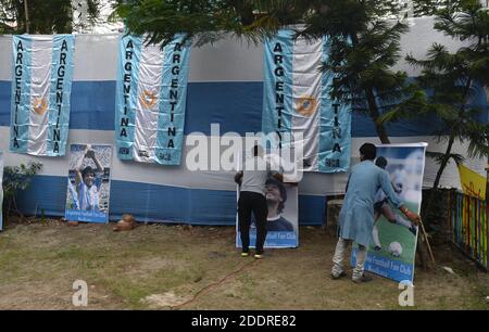 Kalkutta, Indien. November 2020. Fans schmücken das Gelände mit dem Bild von Maradona zu Hamge bezahlen. (Foto von Ved Prakash/Pacific Press) Quelle: Pacific Press Media Production Corp./Alamy Live News Stockfoto