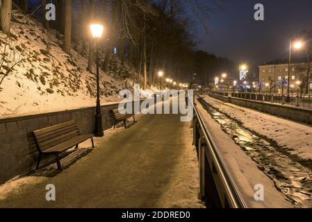 Krynica Zdroj, Polen - 26. Januar 2020: Touristen gehen Dietls Boulevards, berühmte Promenade von Krynica an einem Wintertag Stockfoto