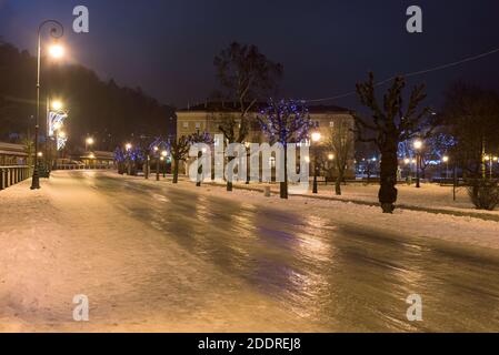 Krynica Zdroj, Polen - 26. Januar 2020: Touristen gehen Dietls Boulevards, berühmte Promenade von Krynica an einem Wintertag Stockfoto