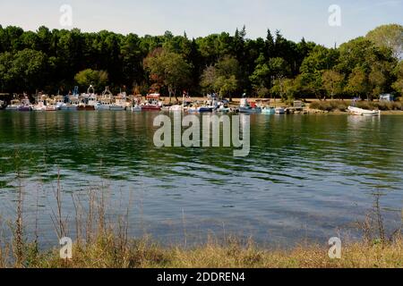 Akliman, wo der Wald auf das Meer trifft, liegt 8 Kilometer vom Stadtzentrum von Sinop entfernt. Stockfoto