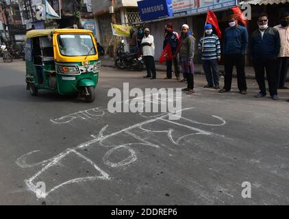 Kalkutta, Indien. November 2020. 10 zentrale Gewerkschaften protestieren gegen die neue Beschäftigungspolitik, die das Zentrum am 26. November (Donnerstag) eingeführt hat. Rund 25 Arbeitskräfer dürften sich am landesweiten Streik beteiligen. (Foto: Sudipta das/Pacific Press/Sipa USA) Quelle: SIPA USA/Alamy Live News Stockfoto