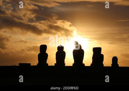 Moai Ahu Vai Ure im Tahai Zeremonialkomplex in Sonnenuntergang Stockfoto