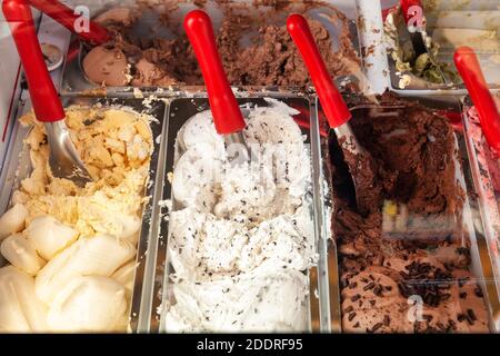 Verschiedene Geschmacksrichtungen von Gelato (italienisches Eis) Zum Verkauf in einem Dessert-Shop in Rom Stockfoto