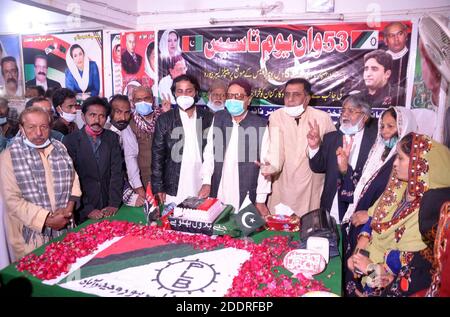 Hyderabad, Pakistan. November 2020. Mitglieder des Peoples Labour Bureau schneiden Kuchen während der 53th Foundation Zeremonie der Peoples Party in Hyderabad am Donnerstag, 26. November 2020 statt. Kredit: Asianet-Pakistan/Alamy Live Nachrichten Stockfoto