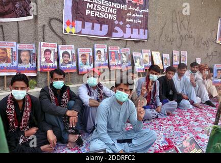 Hyderabad, Pakistan. November 2020. Verwandte von Vermissten veranstalten am Donnerstag, dem 26. November 2020, im Presseclub Hyderabad eine Protestdemonstration zur Genesung ihrer Vermissten. Kredit: Asianet-Pakistan/Alamy Live Nachrichten Stockfoto