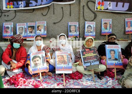 Hyderabad, Pakistan. November 2020. Verwandte von Vermissten veranstalten am Donnerstag, dem 26. November 2020, im Presseclub Hyderabad eine Protestdemonstration zur Genesung ihrer Vermissten. Kredit: Asianet-Pakistan/Alamy Live Nachrichten Stockfoto