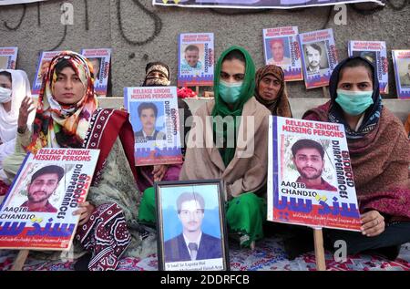 Hyderabad, Pakistan. November 2020. Verwandte von Vermissten veranstalten am Donnerstag, dem 26. November 2020, im Presseclub Hyderabad eine Protestdemonstration zur Genesung ihrer Vermissten. Kredit: Asianet-Pakistan/Alamy Live Nachrichten Stockfoto