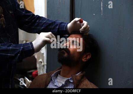 Hyderabad, Pakistan. November 2020. Gesundheitsbeamte nehmen am Donnerstag, den 26. November 2020, im Zivilkrankenhaus in Karachi eine Probe von Gefangenen aus dem Zentralgefängnis für die Untersuchung des Coronavirus (COVID-19). Kredit: Asianet-Pakistan/Alamy Live Nachrichten Stockfoto