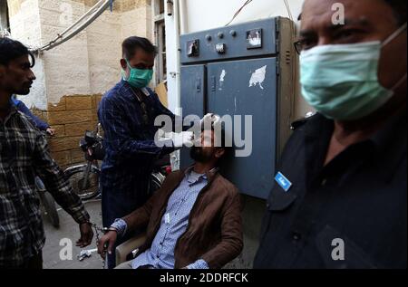 Hyderabad, Pakistan. November 2020. Gesundheitsbeamte nehmen am Donnerstag, den 26. November 2020, im Zivilkrankenhaus in Karachi eine Probe von Gefangenen aus dem Zentralgefängnis für die Untersuchung des Coronavirus (COVID-19). Kredit: Asianet-Pakistan/Alamy Live Nachrichten Stockfoto