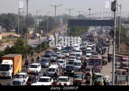 Hyderabad, Pakistan. November 2020. Eine große Anzahl von Fahrzeugen stecken in Stau aufgrund von Fahrlässigkeit der Verkehrspolizei Mitarbeiter und illegale Parkplätze, in Shahra-e-Faisal in Karachi am Donnerstag, 26. November 2020. Kredit: Asianet-Pakistan/Alamy Live Nachrichten Stockfoto