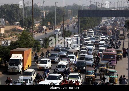 Hyderabad, Pakistan. November 2020. Eine große Anzahl von Fahrzeugen stecken in Stau aufgrund von Fahrlässigkeit der Verkehrspolizei Mitarbeiter und illegale Parkplätze, in Shahra-e-Faisal in Karachi am Donnerstag, 26. November 2020. Kredit: Asianet-Pakistan/Alamy Live Nachrichten Stockfoto