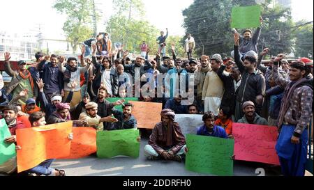 Hyderabad, Pakistan. November 2020. Die Fahrer von Chinchi Rickshaw veranstalten am Donnerstag, dem 26. November 2020, im Presseclub Lahore eine Protestdemonstration gegen die hohe Handlbarkeit der Verkehrspolizei. Kredit: Asianet-Pakistan/Alamy Live Nachrichten Stockfoto