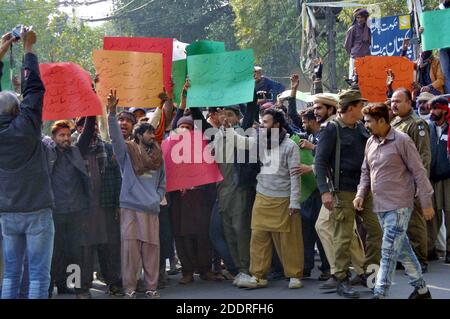 Hyderabad, Pakistan. November 2020. Die Fahrer von Chinchi Rickshaw veranstalten am Donnerstag, dem 26. November 2020, im Presseclub Lahore eine Protestdemonstration gegen die hohe Handlbarkeit der Verkehrspolizei. Kredit: Asianet-Pakistan/Alamy Live Nachrichten Stockfoto