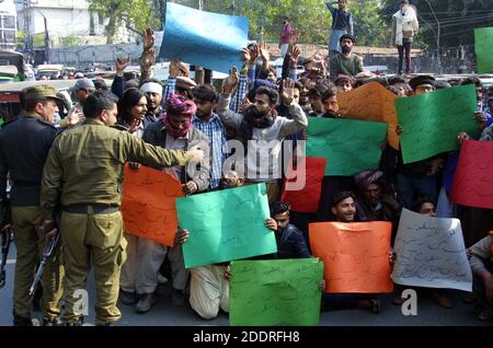 Hyderabad, Pakistan. November 2020. Die Fahrer von Chinchi Rickshaw veranstalten am Donnerstag, dem 26. November 2020, im Presseclub Lahore eine Protestdemonstration gegen die hohe Handlbarkeit der Verkehrspolizei. Kredit: Asianet-Pakistan/Alamy Live Nachrichten Stockfoto