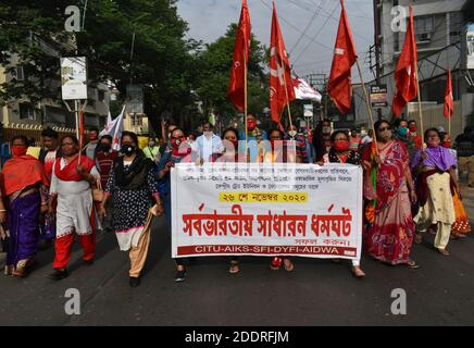 Kalkutta, Indien. November 2020. 10 zentrale Gewerkschaften protestieren gegen die neue Beschäftigungspolitik, die das Zentrum am 26. November (Donnerstag) eingeführt hat. Rund 25 Arbeitskräfer dürften sich am landesweiten Streik beteiligen. (Foto: Sudipta das/Pacific Press/Sipa USA) Quelle: SIPA USA/Alamy Live News Stockfoto