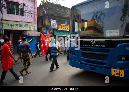 Kalkutta, Indien. November 2020. 10 zentrale Gewerkschaften protestieren gegen die neue Beschäftigungspolitik, die das Zentrum am 26. November (Donnerstag) eingeführt hat. Rund 25 Arbeitskräfer dürften sich am landesweiten Streik beteiligen. (Foto: Sudipta das/Pacific Press/Sipa USA) Quelle: SIPA USA/Alamy Live News Stockfoto