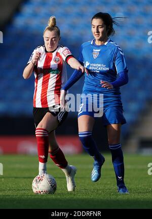 Sheffield United’s Jade Pennock (links) und Durhams Lauren Briggs kämpfen während des FA Women's Championship Matches beim Chesterfield FC um den Ball. Stockfoto