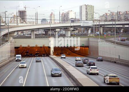 Moskau, Russland - November 2020: Autos fahren auf breiter mehrspuriger Schnellstraße vor dem Hintergrund urbaner Häuser Stockfoto