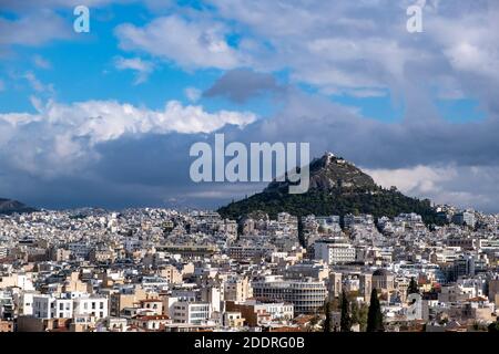 Mount Lycabettus und Athen Stadtbild Blick von Akropolis Hügel in Griechenland, blau bewölkten Himmel, sonnigen Tag Stockfoto