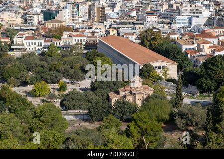 Hephaestus alten Tempel und griechisch-orthodoxen Kirche, Athen Stadtbild Hintergrund. Blick vom Areopagus Hügel., Griechenland Stockfoto