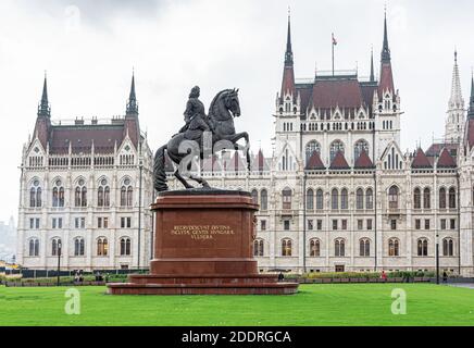 Der Platz vor dem parlament in der Hauptstadt von Ungarn, der Stadt Budapest. Stockfoto