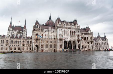 Der Platz vor dem parlament in der Hauptstadt von Ungarn, der Stadt Budapest. Stockfoto