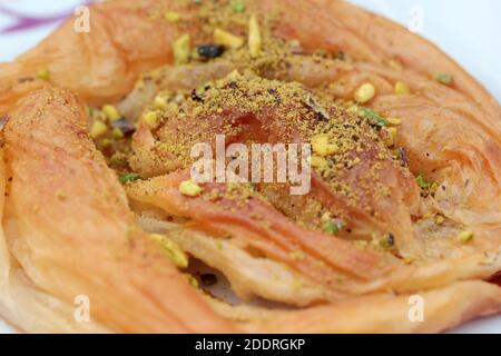 Türkische Dessertsac Arasi mit Pistazie. Türkei Konya. Stockfoto