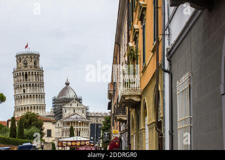 Pisa, Italien - 9. Juli 2017: Blick auf die Kathedrale von Pisa und den Schiefen Turm im Stadtzentrum Stockfoto