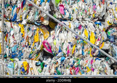 Plastikmüll, Teil einer Ausstellung zur täglichen Verwendung von Kunststoffprodukten. Stockfoto