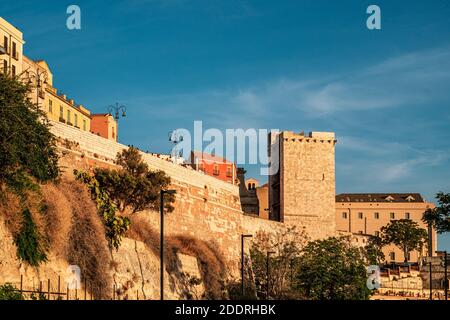 Der Sonnenuntergang an den Bastionen der Stadt Cagliari, Sardinien, Italien. Stockfoto