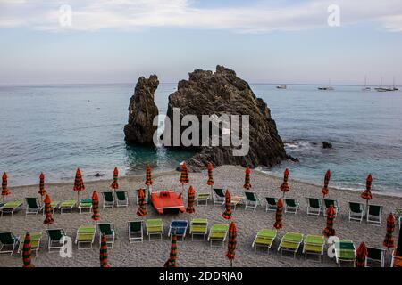 Monterosso al Mare, Italien - 8. Juli 2017: Blick auf einen Felsen am Strand von Fegina an einem Sommertag Stockfoto