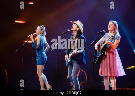 Offenburg, Deutschland. November 2020. Die Musiker Stefanie Hertel (v.l.), Lanny Lanner und Johanna Mross aka More than Words treten während einer TV-Aufnahme auf der Bühne auf. Der Bayerische Rundfunk (BR), der Schweizerische Rundfunk und das Schweizerische Fernsehen (SRF) und der Österreichische Rundfunk (ORF) haben in einer gemeinsamen Produktion eine Silvestershow mit vielen prominenten Gästen aufgenommen. Quelle: Philipp von Ditfurth/dpa/Alamy Live News Stockfoto