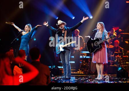 Offenburg, Deutschland. November 2020. Die Musiker Stefanie Hertel (v.l.), Lanny Lanner und Johanna Mross aka More than Words treten während einer TV-Aufnahme auf der Bühne auf. Der Bayerische Rundfunk (BR), der Schweizerische Rundfunk und das Schweizerische Fernsehen (SRF) und der Österreichische Rundfunk (ORF) haben in einer gemeinsamen Produktion eine Silvestershow mit vielen prominenten Gästen aufgenommen. Quelle: Philipp von Ditfurth/dpa/Alamy Live News Stockfoto