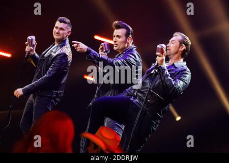 Offenburg, Deutschland. November 2020. Die Band The Baseballs tritt während einer TV-Aufnahme auf. Der Bayerische Rundfunk (BR), der Schweizerische Rundfunk und das Schweizerische Fernsehen (SRF) und der Österreichische Rundfunk (ORF) haben in einer gemeinsamen Produktion eine Silvestershow mit vielen prominenten Gästen aufgenommen. Quelle: Philipp von Ditfurth/dpa/Alamy Live News Stockfoto