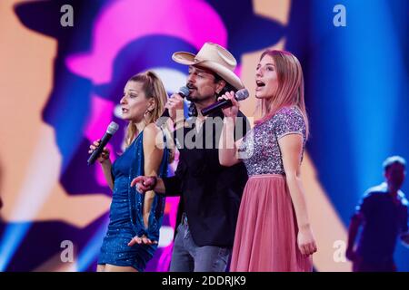 Offenburg, Deutschland. November 2020. Die Musiker Stefanie Hertel (v.l.), Lanny Lanner und Johanna Mross aka More than Words treten während einer TV-Aufnahme auf der Bühne auf. Der Bayerische Rundfunk (BR), der Schweizerische Rundfunk und das Schweizerische Fernsehen (SRF) und der Österreichische Rundfunk (ORF) haben in einer gemeinsamen Produktion eine Silvestershow mit vielen prominenten Gästen aufgenommen. Quelle: Philipp von Ditfurth/dpa/Alamy Live News Stockfoto