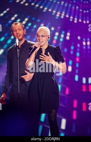 Offenburg, Deutschland. November 2020. Die Musikerin Stefanie Heinzmann tritt während einer TV-Aufnahme auf. Der Bayerische Rundfunk (BR), der Schweizerische Rundfunk und das Fernsehen (SRF) und der Österreichische Rundfunk (ORF) haben in einer gemeinsamen Produktion eine Silvestershow mit vielen prominenten Gästen aufgenommen. Quelle: Philipp von Ditfurth/dpa/Alamy Live News Stockfoto