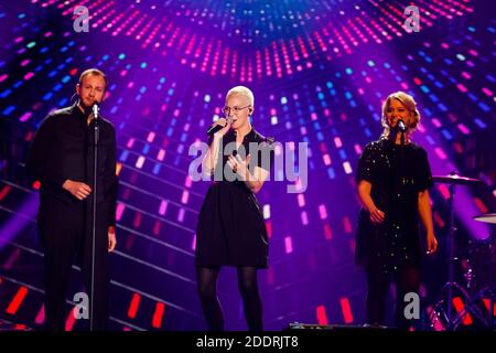 Offenburg, Deutschland. November 2020. Die Musikerin Stefanie Heinzmann tritt während einer TV-Aufnahme auf. Der Bayerische Rundfunk (BR), der Schweizerische Rundfunk und das Fernsehen (SRF) und der Österreichische Rundfunk (ORF) haben in einer gemeinsamen Produktion eine Silvestershow mit vielen prominenten Gästen aufgenommen. Quelle: Philipp von Ditfurth/dpa/Alamy Live News Stockfoto