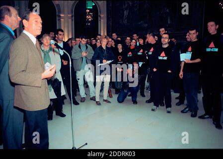 Paris, Frankreich, große Menschenmenge, AIDS-Aktivisten, Act Up Paris Action im Hotel de Ville, 1. Dezember 'World AIDS Day' Veranstaltungen, Bürgermeister Delanoie spricht mit der Öffentlichkeit, traurige Menge, junger Aktivismus, Herausforderungen der öffentlichen Gesundheit, franzosen in hiv AIDS AIDS AIDS AIDS Stockfoto