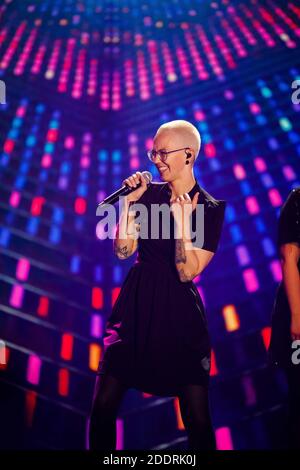 20. November 2020, Baden-Württemberg, Offenburg: Die Musikerin Stefanie Heinzmann tritt bei einer TV-Aufnahme auf. Der Bayerische Rundfunk (BR), der Schweizer Rundfunk und das Fernsehen (SRF) und der Österreichische Rundfunk (ORF) haben in einer gemeinsamen Produktion eine Silvestershow mit vielen prominenten Gästen aufgenommen. Foto: Philipp von Ditfurth/dpa Stockfoto