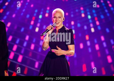 Offenburg, Deutschland. November 2020. Die Musikerin Stefanie Heinzmann tritt während einer TV-Aufnahme auf. Der Bayerische Rundfunk (BR), der Schweizer Rundfunk und das Fernsehen (SRF) und der Österreichische Rundfunk (ORF) haben in einer gemeinsamen Produktion eine Silvestershow mit vielen prominenten Gästen aufgenommen. Quelle: Philipp von Ditfurth/dpa/Alamy Live News Stockfoto