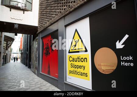 London, Großbritannien. November 2020. Ein Warnschild, das bei der Installation der englischen Künstlerin Alison Jackson in der Brewery Street, Soho London, von Trump und Miss Universe zu sehen ist. Kredit: SOPA Images Limited/Alamy Live Nachrichten Stockfoto