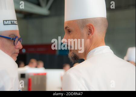 Turin (Italien) 06/11/2018 Enrico Crippa im Gespräch mit Joseph Viola während Eine Pause vom Bocuse d'Or 2018 in Turin Stockfoto